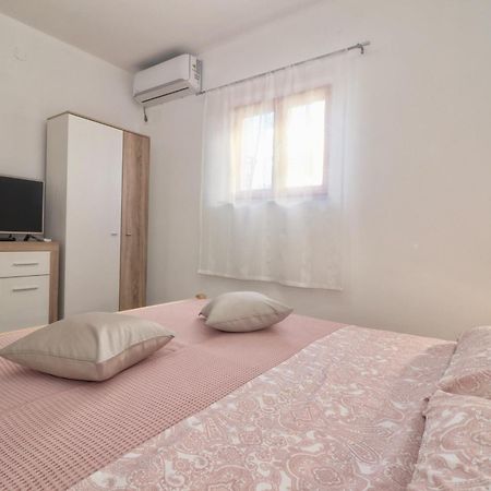 Studio Apartman Edy 3 Pula Zewnętrze zdjęcie